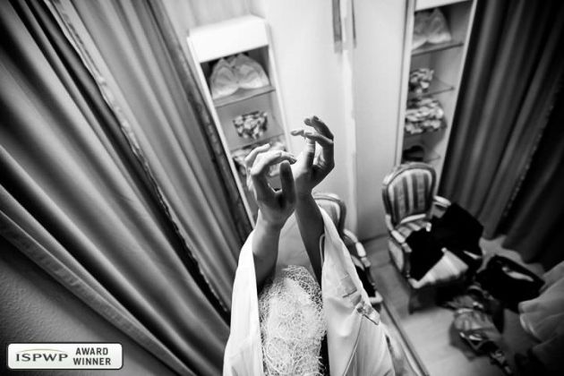 Hochzeitsfotografie Awards 51 Hochzeitskleid anziehen