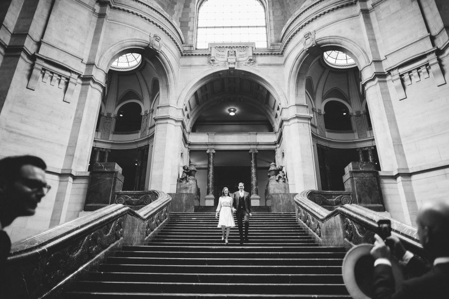 Brautpaar auf der großen Treppe im Neuen Rathaus Hannover