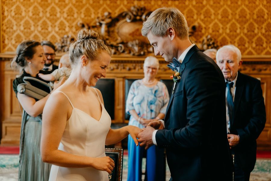 Hochzeitsfotograf für Standesamt & kleine Hochzeiten in Hamburg 17 Brautpaar beim Ringwechsel im Phönixsaal des Hamburger Rathauses