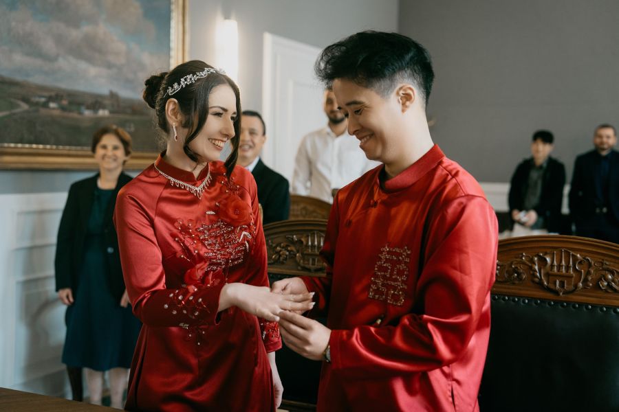 Hochzeitsfotograf für Standesamt & kleine Hochzeiten in Hamburg 4 Ringwechsel bei der Trauung im Standesamt Hamburg-Altona