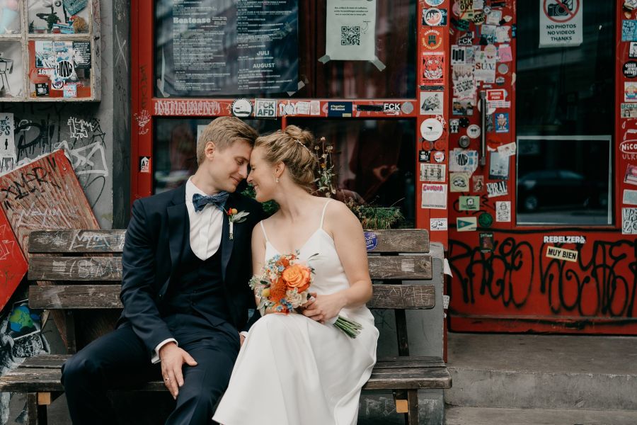 Hochzeitsfotograf für Standesamt & kleine Hochzeiten in Hamburg 29 Brautpaar auf einer Bank im Gängeviertel in Hamburg