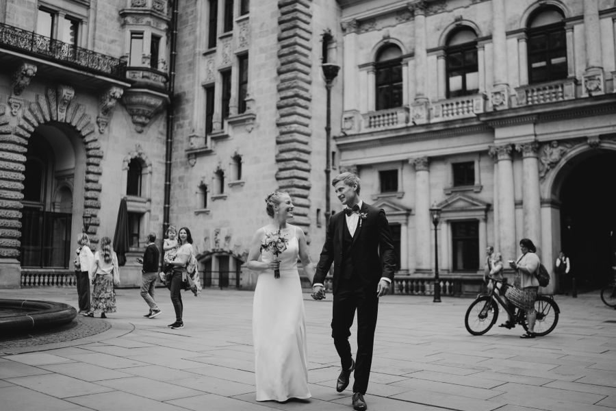 Hochzeitsfotograf für Standesamt & kleine Hochzeiten in Hamburg 27 Brautpaar beim Spaziergang im Innenhof des Hamburger Rathauses