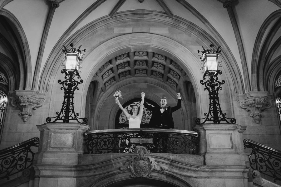Hochzeitsfotograf für Standesamt & kleine Hochzeiten in Hamburg 25 Jubelndes Brautpaar auf der Empore im Hamburger Rathaus nach der Trauung im Phönixsaal