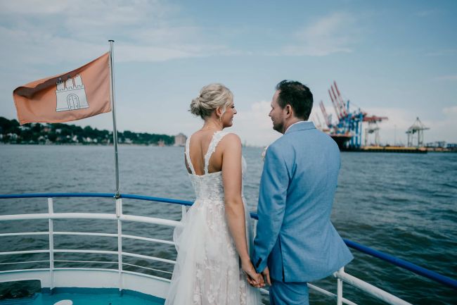 Hochzeitsfotograf für Standesamt & kleine Hochzeiten in Hamburg 35 Brautpaar bei der Hochzeitsfeier auf einem Boot im Hamburger Hafen